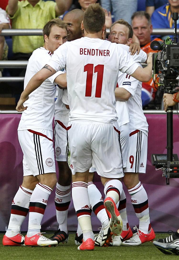 helt. Michael Krohn-Dehli (th.) får en krammer af Christian Eriksen og Nicklas Bendtner efter at have scoret sejrsmålet i Danmarks kamp mod Holland ved EM. 
