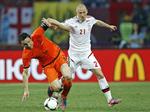 Duel. Mark van Bommel blev dukket i denne sistuation af Niki Zimling. 