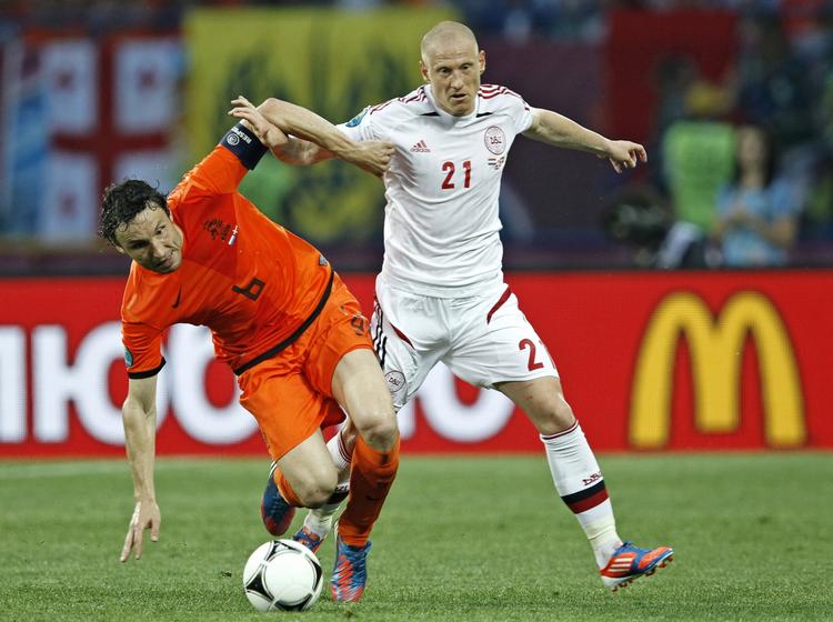 Duel. Mark van Bommel blev dukket i denne sistuation af Niki Zimling. 