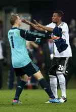 Sejr. Bayern-duoen Manuel Neuer og Jerome Boateng kan onsdag sende Holland helt ud af EM med en sejr. 