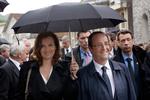 sejrherre? Francois Hollande - her sammen med sin samlever Valeri Trierweiler - ser ikke ud til at få flertal i partiet, men socialistpartiet kan erobre magten i parlamentet sammen med de andre partier på venstrefløjen. 