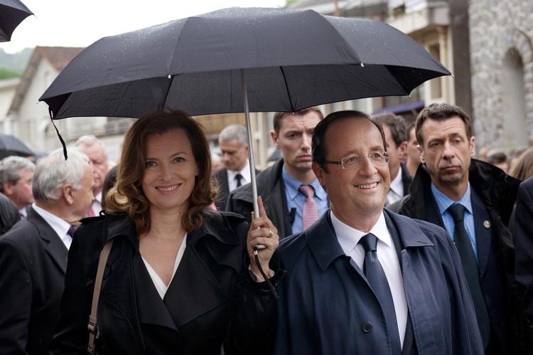 sejrherre? Francois Hollande - her sammen med sin samlever Valeri Trierweiler - ser ikke ud til at få flertal i partiet, men socialistpartiet kan erobre magten i parlamentet sammen med de andre partier på venstrefløjen. 
