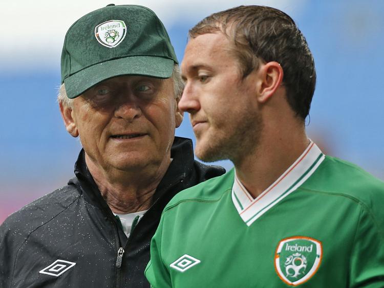 Start. Giovanni Trapattoni og angriberen Simon Cox indleder deres EM-kampagne søndag aften kl. 20.45 i Poznan. 