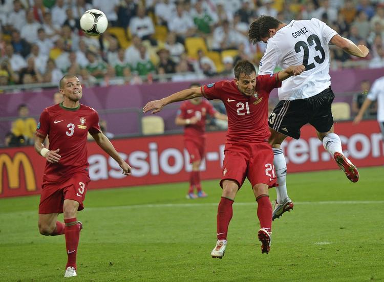 Klasse. Mario Gomez steg til vejs i 2. halvleg. Angriberens scoring var højeste klasse: Afleveringen kom  nærmest i ryggen på Gomez, som viste sine atletiske evner ved at springe kort  bagud og få fart i hovedstødet. 