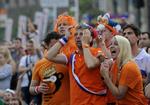 undren. Hollandske fans forstår ikke, hvad der sker, da Danmark nedkæmper de hollandske stjerner. 