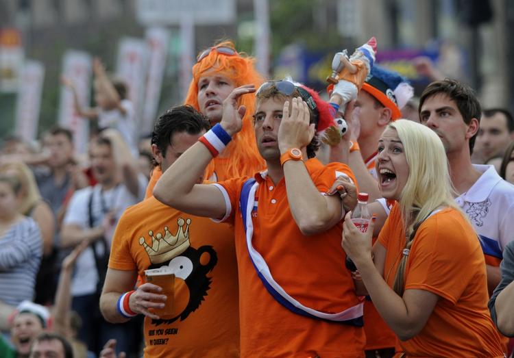undren. Hollandske fans forstår ikke, hvad der sker, da Danmark nedkæmper de hollandske stjerner. 