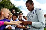 Autograf! Mathias Zanka Jørgensen glæder her en flok unge autografjægere i forbindelse med en FCK-træning. 
