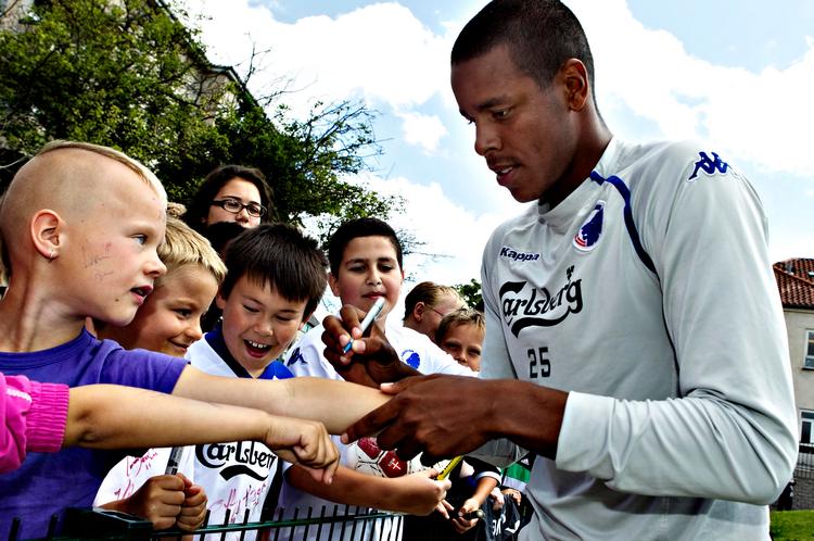Autograf! Mathias Zanka Jørgensen glæder her en flok unge autografjægere i forbindelse med en FCK-træning. 