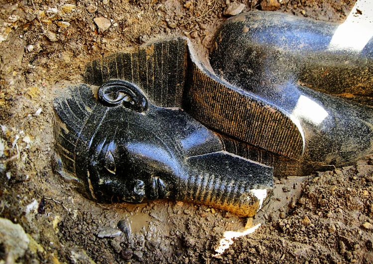 Grådighed. 5.000 års civilisation har gjort Egypten til et mekka for arkæologer - og for kunsttyve. En fjerdedel af klodens antikke skatte, som denne statue af farao Amenhotep III, menes at befinde sig i landet, hvor 5.500 ulovlige udgravninger er blevet afsløret siden revolutionen. 