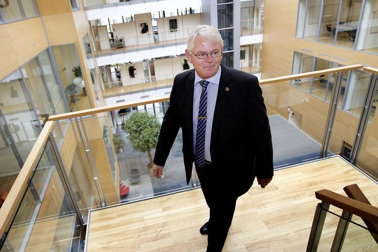 Formanden for Kommunernes Landsforening Erik Nielsen kan ikke udelukke, at der vil komme forringelser ud af aftalen med regeringen. 