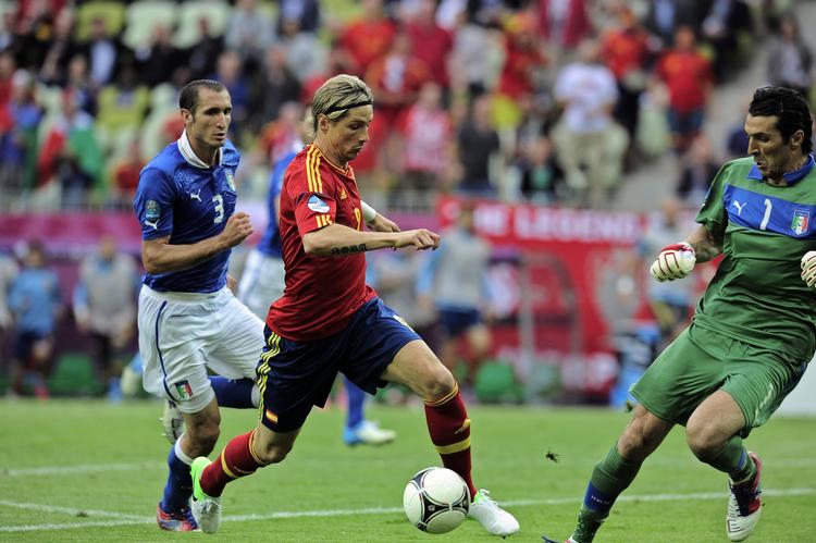 fuser. Fernando Torres (midt) kom på banen for Spanien, men missede tre store muligheder for at sikre spansk sejr mod Italien. 