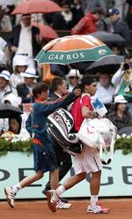 regn. Finalen i French Open er udsat til mandag. 