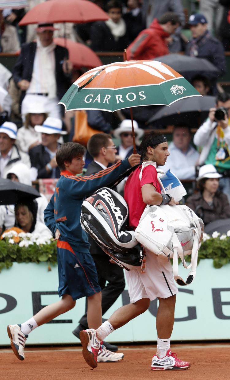 regn. Finalen i French Open er udsat til mandag. 