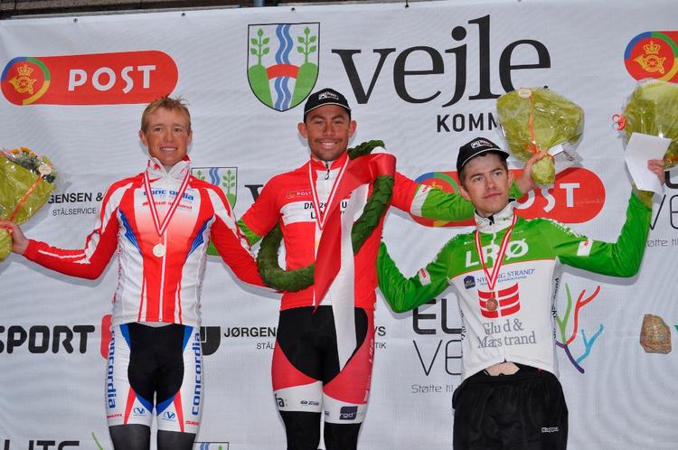 guld. Sebastian Lander ses i DM-trikot, sølvvinder Magnus Cort ses i den hvid-røde trikot, mens bronzevinder Rasmus Steroboer i den grøn-hvide trøje. 