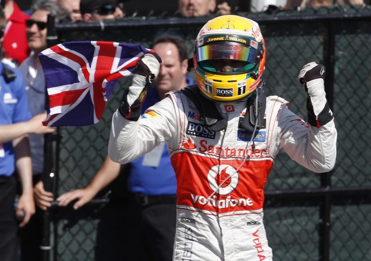 canadisk. Lewis Hamilton jubler over dagens sejr og den samlede føring i VM-stillingen. 