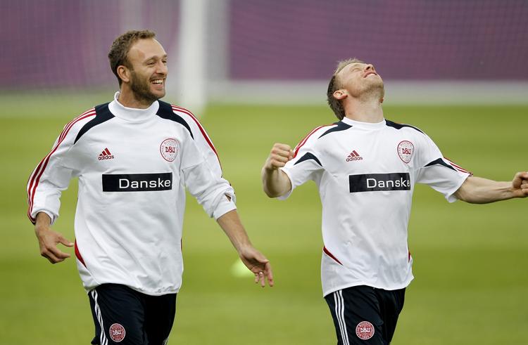 Hygge. Dennis Rommedahl og Michael Krohn-Dehli hygger sig under træningen i Kolobrzeg. 