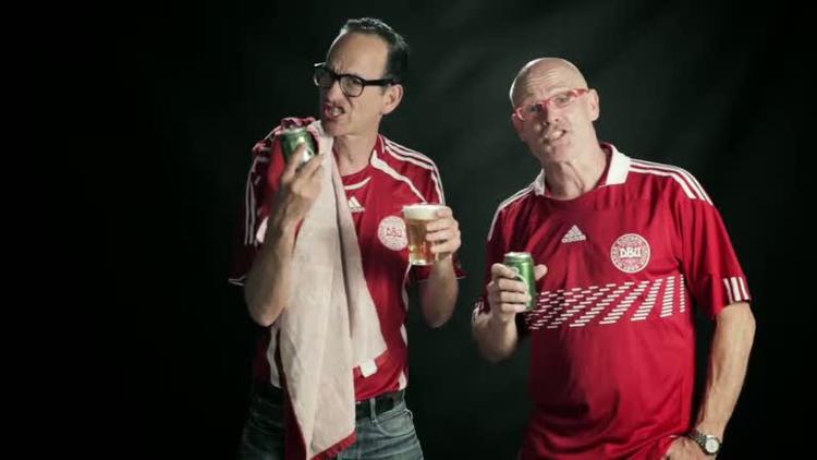 FODBOLDFEBER. Intet kan få danske musikere ud af starthullerne som et EM i fodbold. Her er det rutinerede Papkasseshow, der viser de rød-hvide farver. 