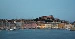 SOMMERIDYL. Færgen ankommer til Elbas hovedby Portoferraio, hvor Napoleon tilbragte ni måneder i Eksil. FOTO: Per Munch 