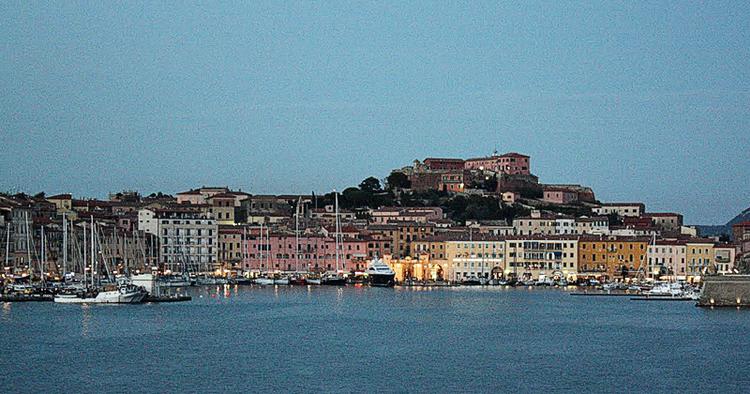 SOMMERIDYL. Færgen ankommer til Elbas hovedby Portoferraio, hvor Napoleon tilbragte ni måneder i Eksil. FOTO: Per Munch 