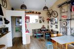 Bæredygtigt. På cykelcafeen Baisikeli kan man få kaffe og wienerbrød, mens man venter på sin cykel. 