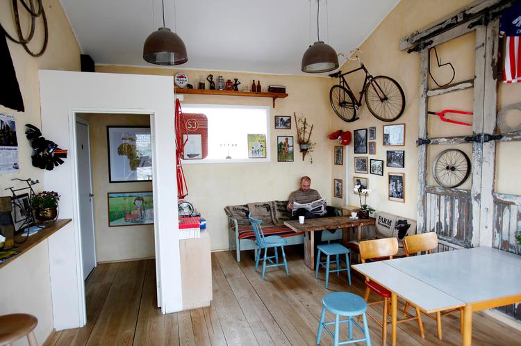 Bæredygtigt. På cykelcafeen Baisikeli kan man få kaffe og wienerbrød, mens man venter på sin cykel. 