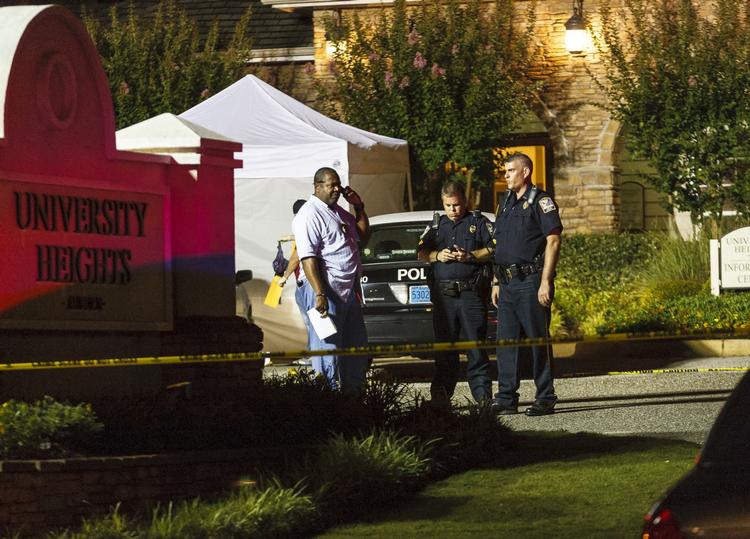 Afspærring. Politiet undersøger gerningsstedet i Auburn i sydstaten Alabama. 