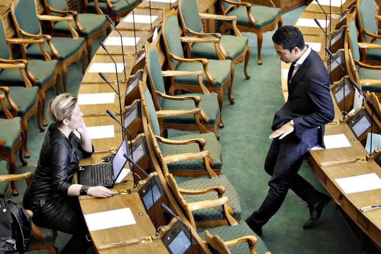 Minister for ligestilling og kirke og nordisk samarbejde Manu Sareen (R) i samtale med Pernille Rosenkrantz-Theil (S) i Folketinget. 