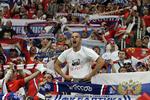 fanproblemer. Russiske fans råber og synger ned mod deres hold før kampen mellem Rusland og Tjekkiet. 