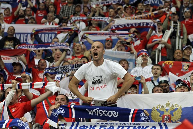fanproblemer. Russiske fans råber og synger ned mod deres hold før kampen mellem Rusland og Tjekkiet. 