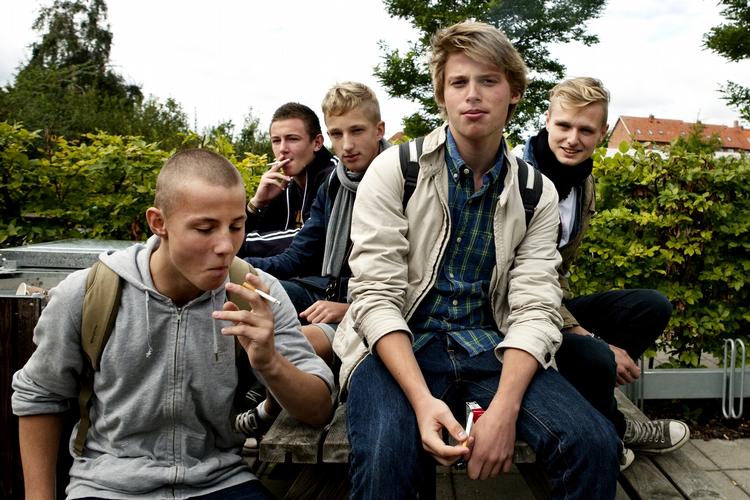 Forbudt. De unge skal holdes fra de fristende smøger - og det skal gøres ved at forbyde salg af de farlige sager til børn og unge født på den anden side af 2000, mener forskningsleder Knud Juel. 