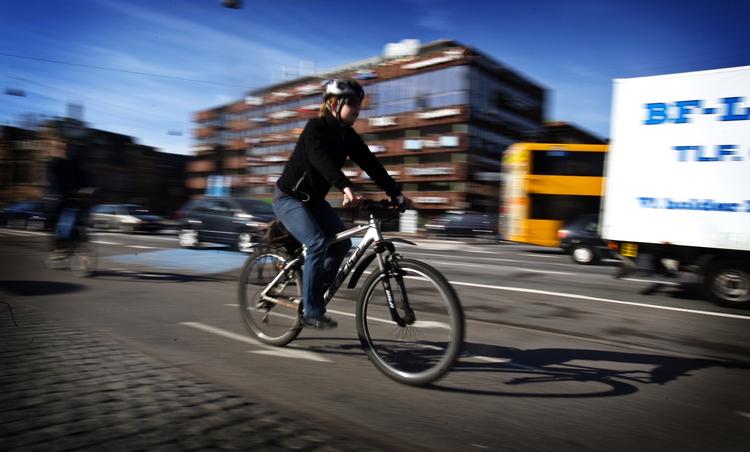Fars fart i bilen går videre til sønnerne, viser tal. 