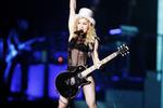 Bart. Madonnas verdensturne MDNA er fuld af overraskelser. I torsdags viste hun sit ene bryst til et ellevildt publikum i Istanbul. 