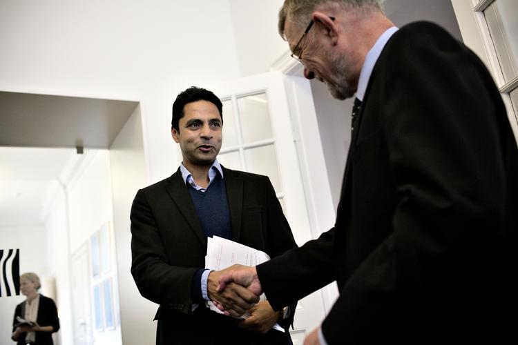 Overlevering. Selv om store dele af befolkningen er enige om, at homoseksuelle skal have lov til at blive viet, er landets ti biskopper ikke enige. Otte af dem har dog strikket et kirkeligt vielsesritual sammen, som biskop i Århus Stift, Kjeld Holm her overleverer til minister for ligestilling og kirke, Manu Sareen (R). 