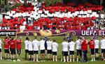tiltro. Danske fans mødte spillerne med et stort Dannebrog, da der var træning i går efter sejren over Holland. 