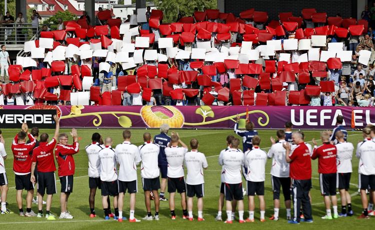 tiltro. Danske fans mødte spillerne med et stort Dannebrog, da der var træning i går efter sejren over Holland. 