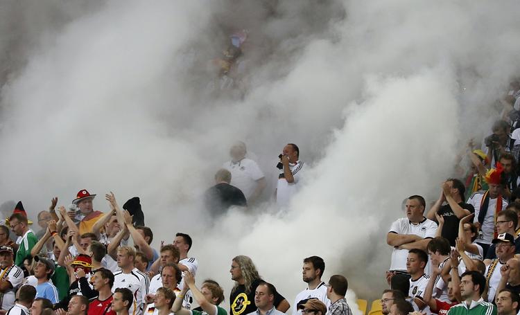 EM-kamp. Der var gang i den på tribunerne, da Tyskland og Portugal mødte hinanden - også lidt mere, end hvad godt var. 