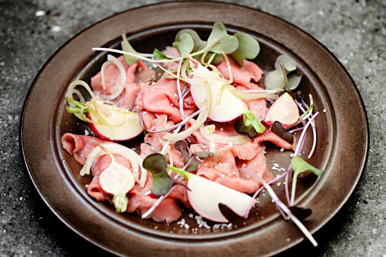 'Bankekød' med radiseurt og stegt radiser