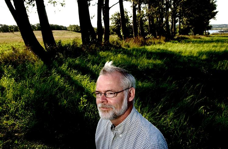 homovielser. Af samvittighedsårsager kan biskop Steen Skovsgaard fra Lolland Falsters Stift ikke anbefale sine præster at anvende det nye kirkelige ritual til vielse af homoseksuelle par. Men det må være op til den enkelte præst at tage stilling til, hvorvidt de kan vie homoseksuelle, siger han. 