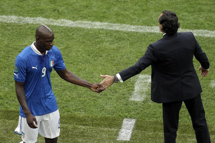 smædesange. Mario Balotelli skiftes ud af Italiens træner Cesare Prandelli efter en jammerlig indsats. 