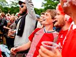 fodboldfest. Tilskuere i højt humør til Danmark-Holland i lørdags. Arrangørerne laver om på en del ting på 'hjemmebanen' i Kongens Have før onsdagens brag mod Portugal. 