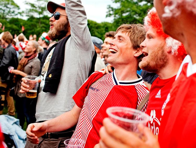 fodboldfest. Tilskuere i højt humør til Danmark-Holland i lørdags. Arrangørerne laver om på en del ting på 'hjemmebanen' i Kongens Have før onsdagens brag mod Portugal. 