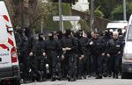 Toulouse. Flere hundrede specialtrænede betjente blev sat ind i jagten på Merah. Det var alt for voldsomt, mener hans familie nu. 