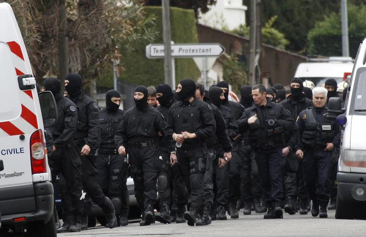 Toulouse. Flere hundrede specialtrænede betjente blev sat ind i jagten på Merah. Det var alt for voldsomt, mener hans familie nu. 