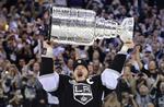 6-1. Efter en sikker sejr kunne Dustin Brown agere vægtløfter med Standley Cup-trofæet. 