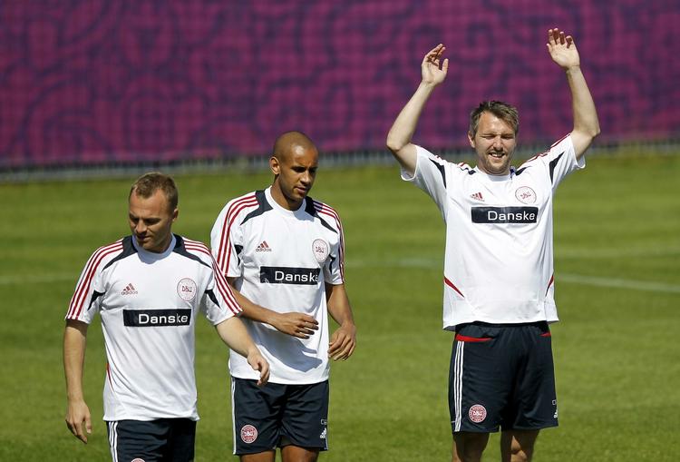 Duellanter. Simon Poulsen (i midten) er Morten Olsens foretrukne som venstre back-positionen, hvor Silberbauer (t.h.) har spillet adskillige kampe mod netop Portugal. 