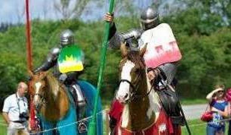 KAMP. I dagene 23.-27. juli afvikles EM i ridderdyst, og i år finder dysten for første gang sted i Danmark, når Spøttrup Borg vest for Skive lægger jord og omgivelser til den farverige begivenhed. 