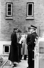 KRIGSTID. Hal Koch om morgenen 13. juni 1942 foran sit hjem, der netop var blevet udsat for et  bombeattentat. Tekniske undersøgelser pegede i retning af, at gerningsmændene var nazister, men sagen forblev officielt uopklaret. 