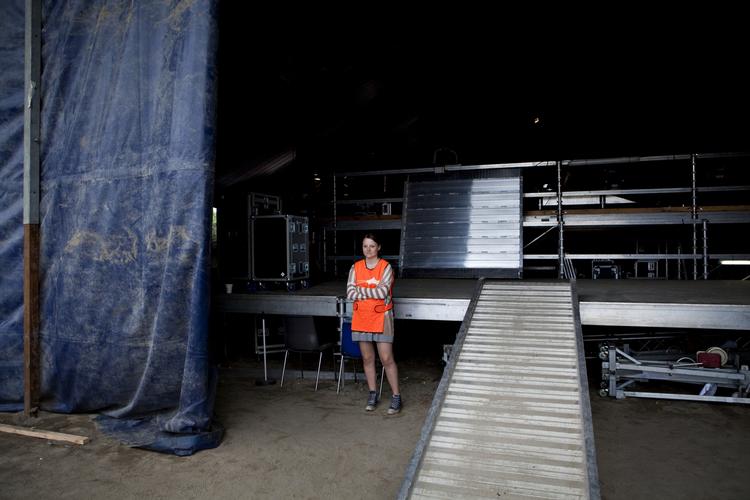 Frivillig. Der mangler godt 3 procent af de i alt 30.000 frivillige, der er brug for under Roskilde Festivalen, der begynder om små tre uger. Vi skal nok skaffe frivillige nok, lyder det fra festivalens talskvinde. 