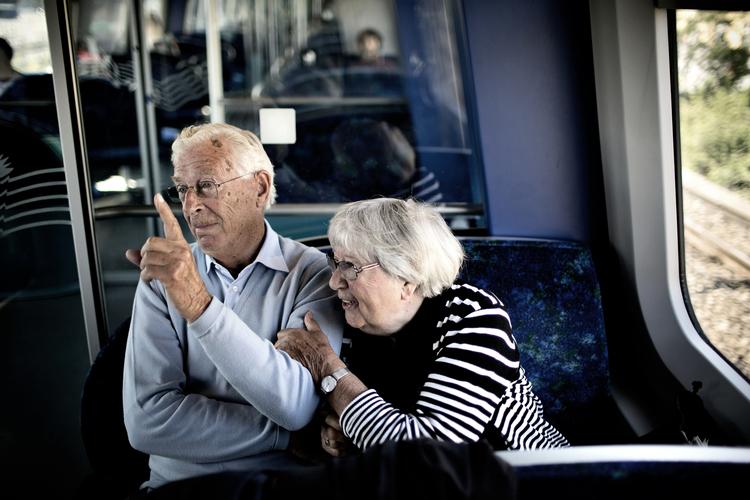 Togtur. Ægteparret Carl Georg og Bitten Petersen synes, det er alt for dyrt at tage toget. De vil hellere køre i bil, fordi det er nemmere. 