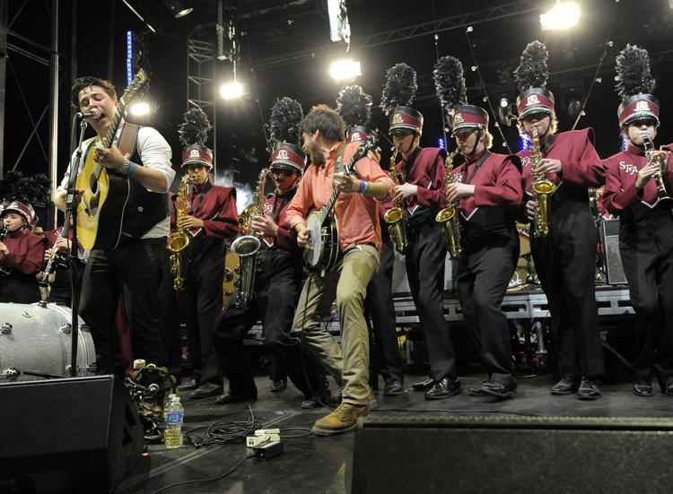 Mumford. Marcus Mumford (tv) og Winston Marshall (banjo mm) giver den gas sammen med et marchband fra Texas under en koncert i marts. 